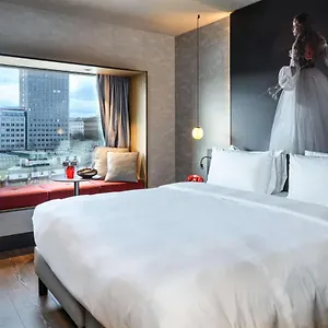 מלון Radisson Red Hotel,